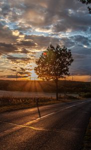 Straße zum Sonnenuntergang